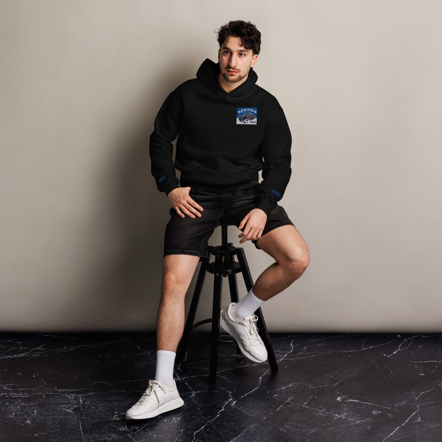 Schwarze Unisex-Relax-Hoodie von Sportswear Iron Monkey 23, frontansicht, lässiges Design, bequemes Freizeitkleidungsstück