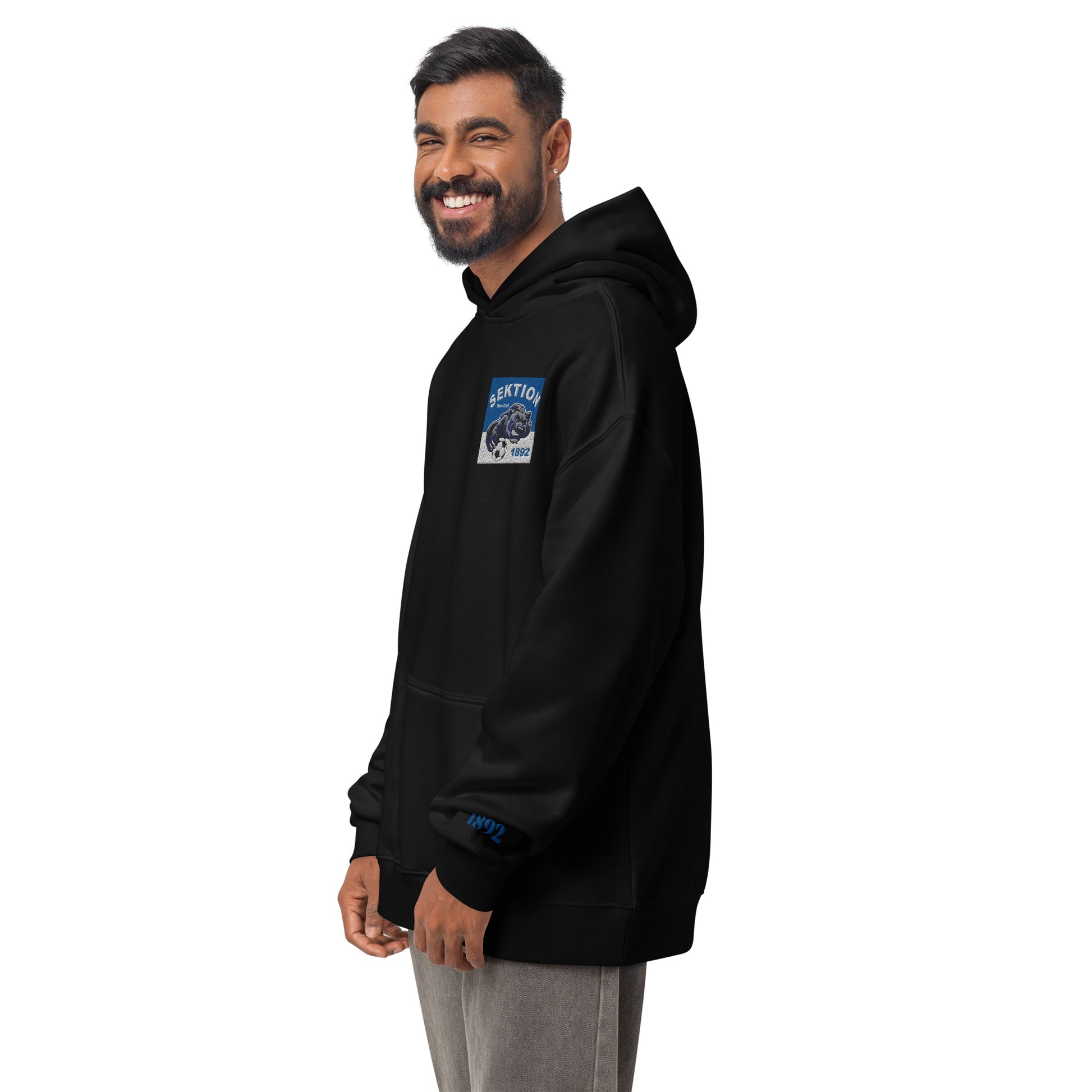Schwarzer Unisex-Hoodie von Sportswear Iron Monkey 23, lockere Passform, vorne links sichtbar auf einem Model.