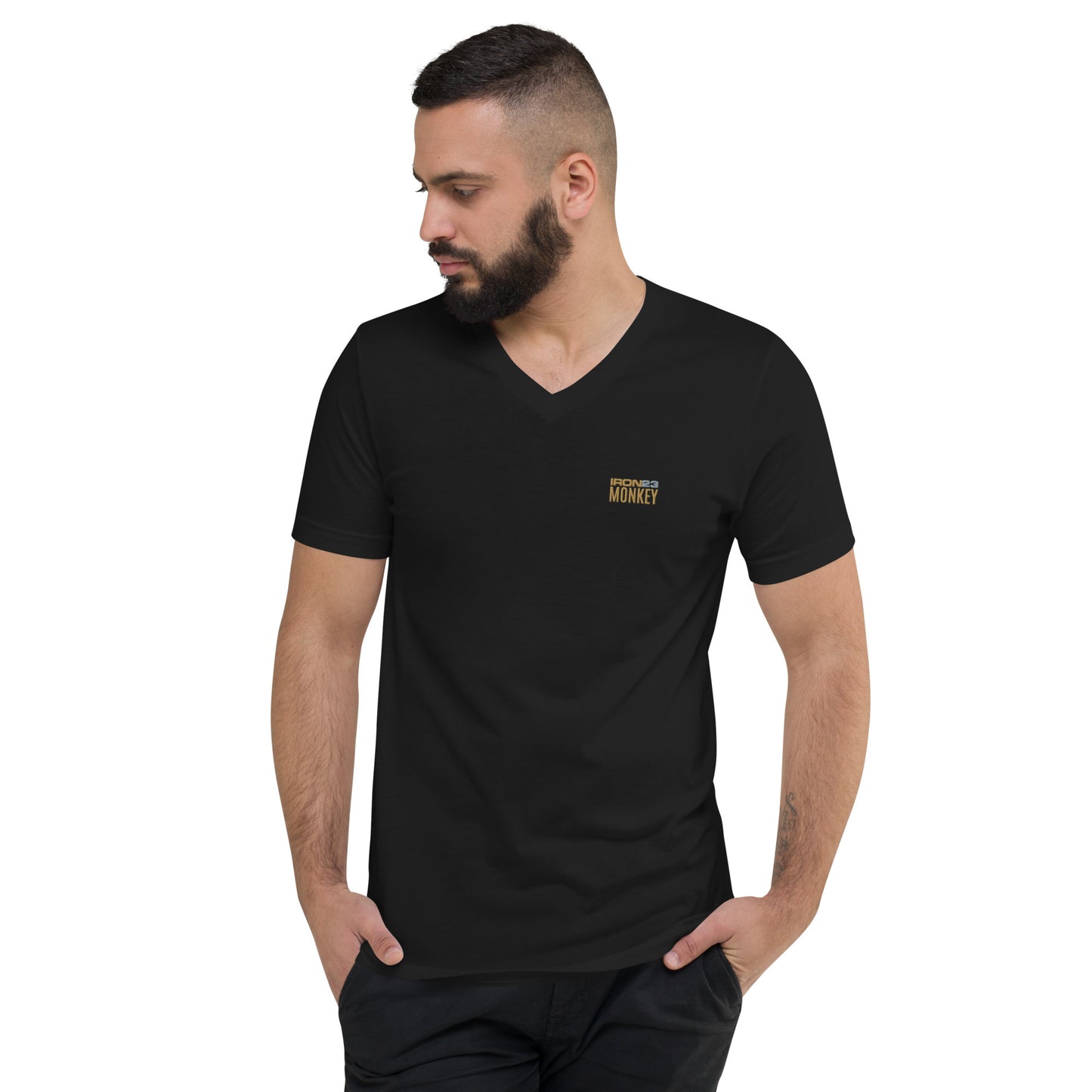 Schwarzes Unisex T-Shirt mit V-Ausschnitt aus 100% Baumwolle von Sportswear Iron Monkey 23, Vorderansicht, Regular Fit.