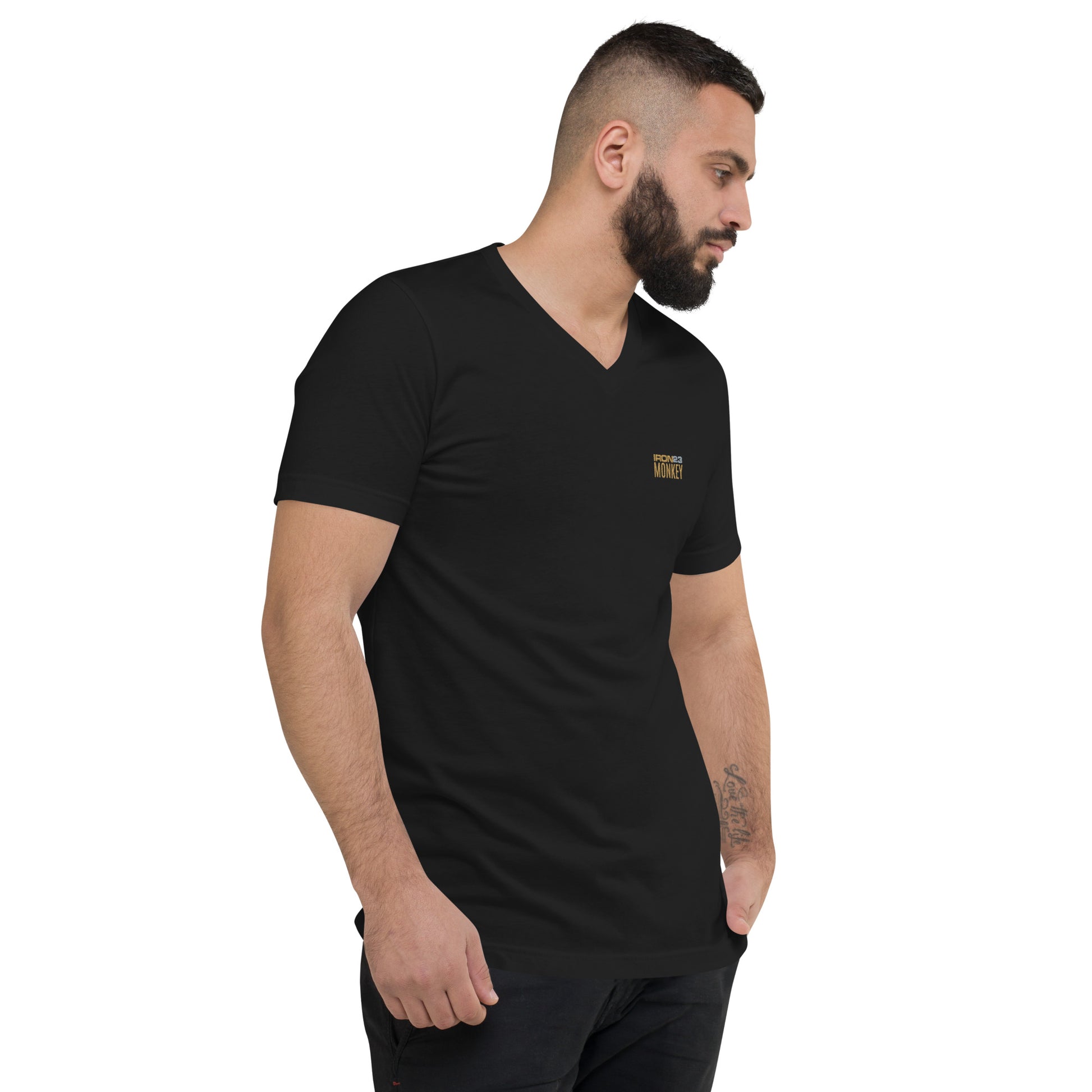 Unisex V-Ausschnitt T-Shirt von Sportswear Iron Monkey 23, schwarzes Kurzarm-Shirt aus 100% Baumwolle, rechte Vorderseite sichtbar