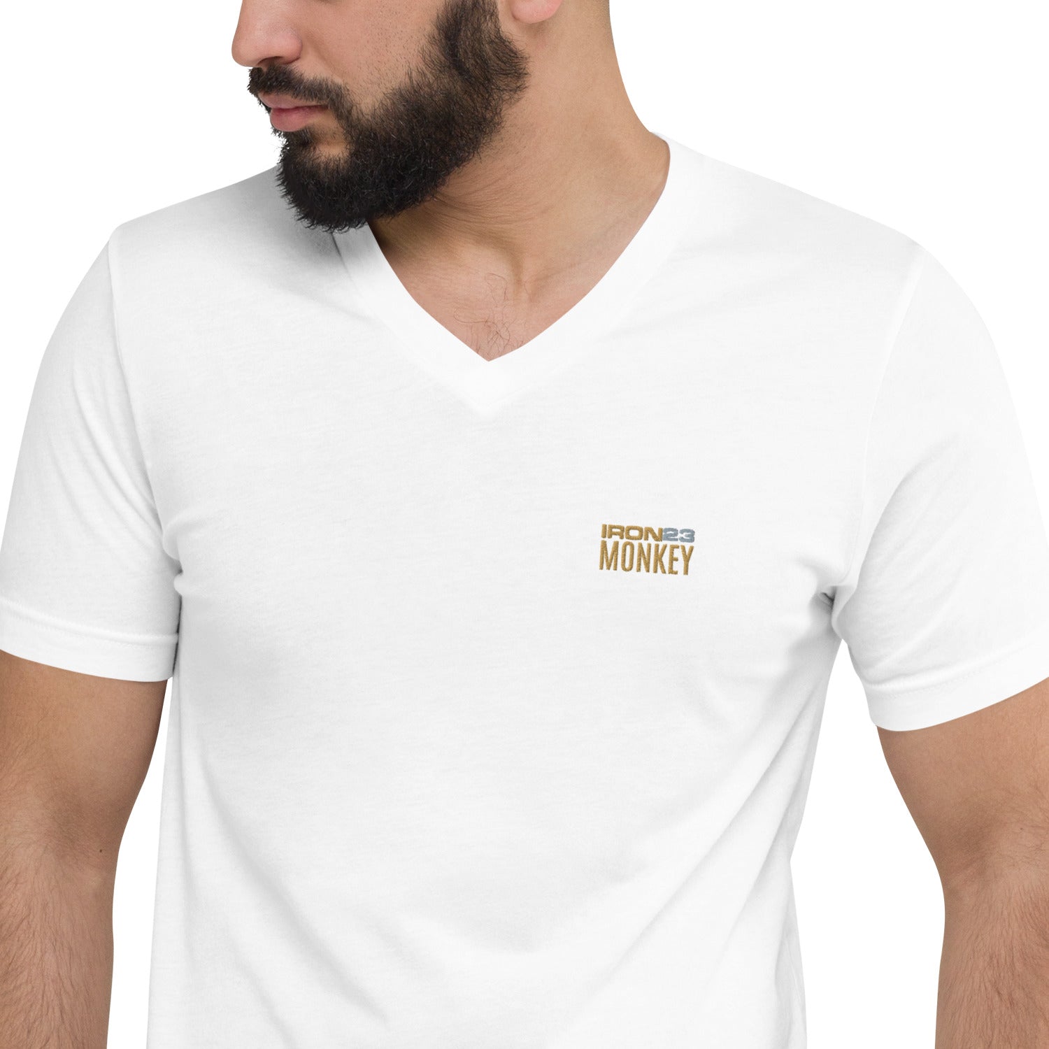 Unisex V-Ausschnitt T-Shirt aus 100% Baumwolle in Weiß, Regular Fit, von Sportswear Iron Monkey 23, Nahaufnahme