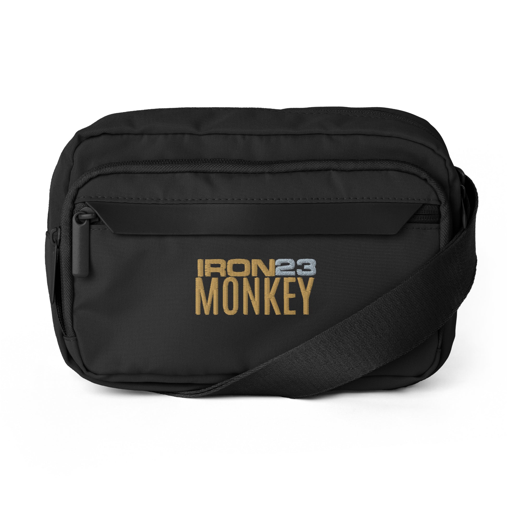 Schwarze Urban Crossbody Bag aus recyceltem Polyester von Sportswear Iron Monkey 23, Frontansicht, kompakte Umhängetasche.