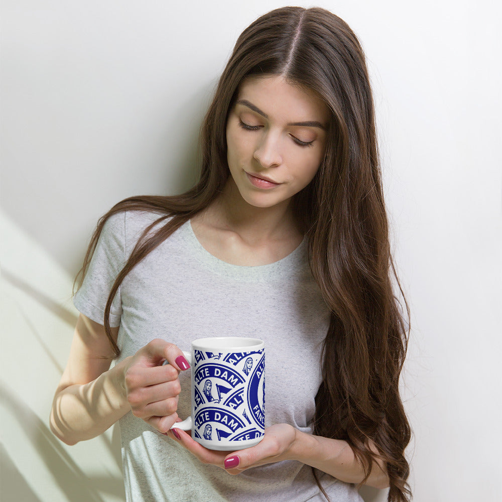 Weiße glänzende Tasse mit Fanclub Alte Dame 1892 Logo, 15 oz, Sportswear Iron Monkey 23, ideal für Kaffee oder Tee.